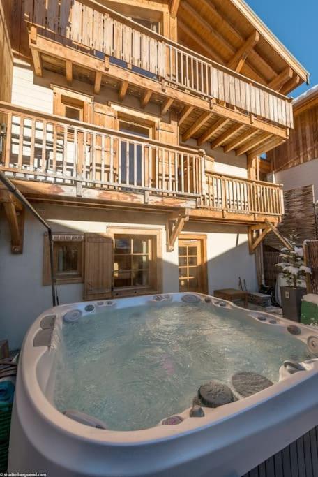 Cosy 4 Bedroom Chalet With Hot Tub Saint-Marcel  Eksteriør bilde