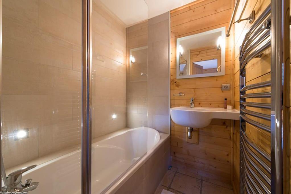 Cosy 4 Bedroom Chalet With Hot Tub Saint-Marcel  Eksteriør bilde