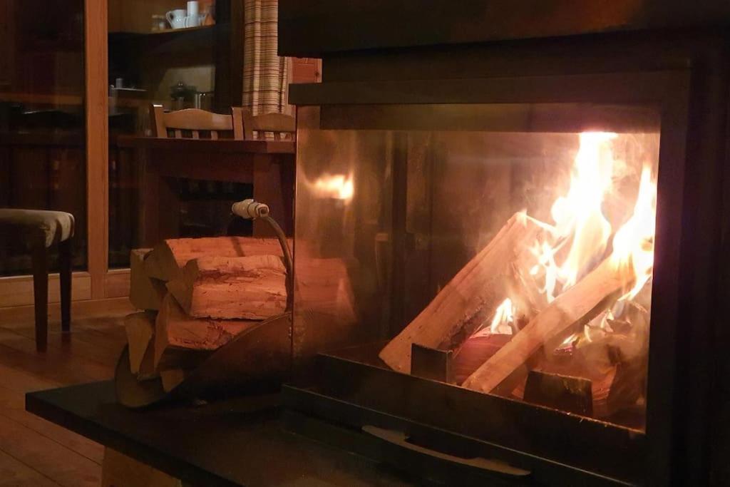 Cosy 4 Bedroom Chalet With Hot Tub Saint-Marcel  Eksteriør bilde
