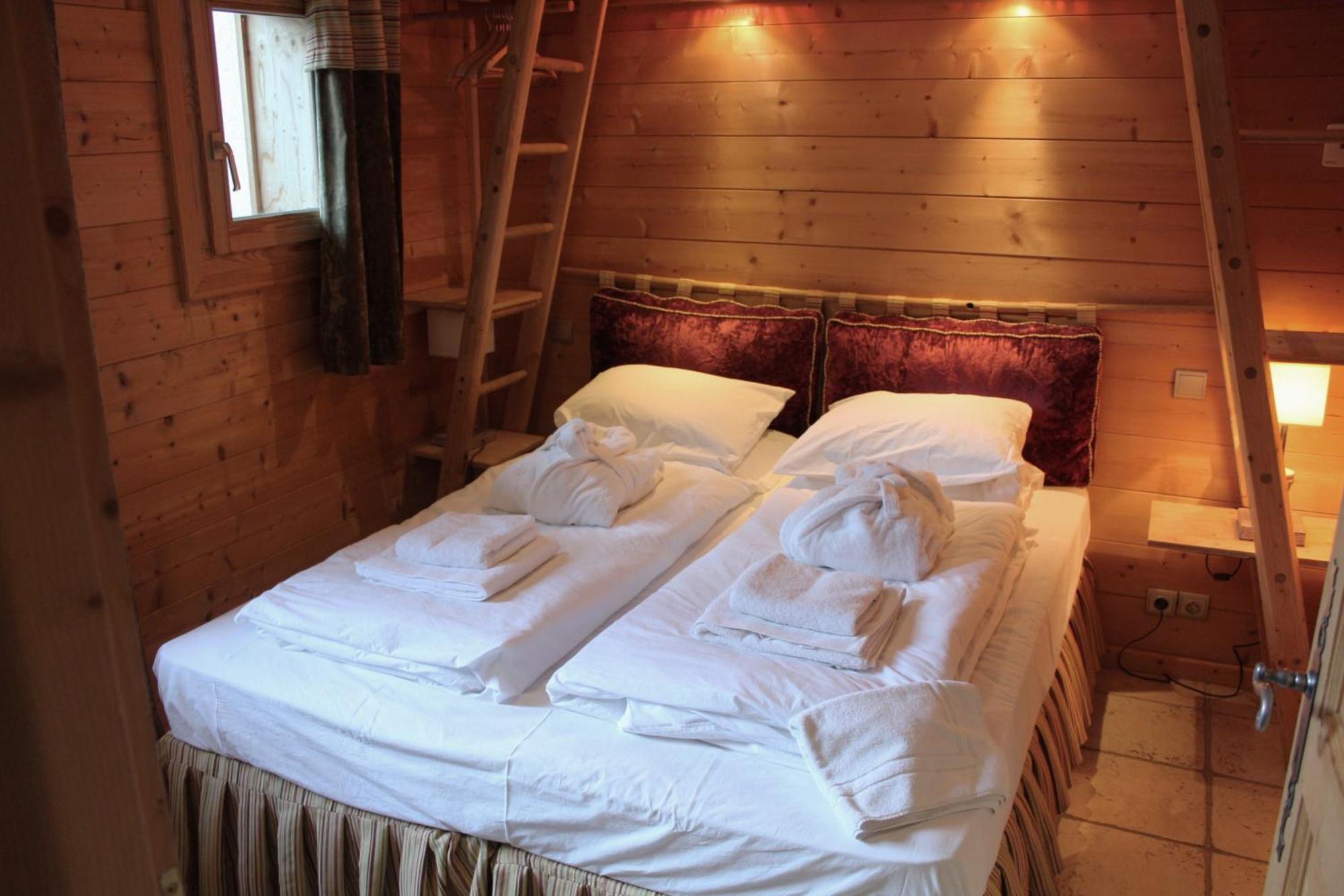 Cosy 4 Bedroom Chalet With Hot Tub Saint-Marcel  Eksteriør bilde