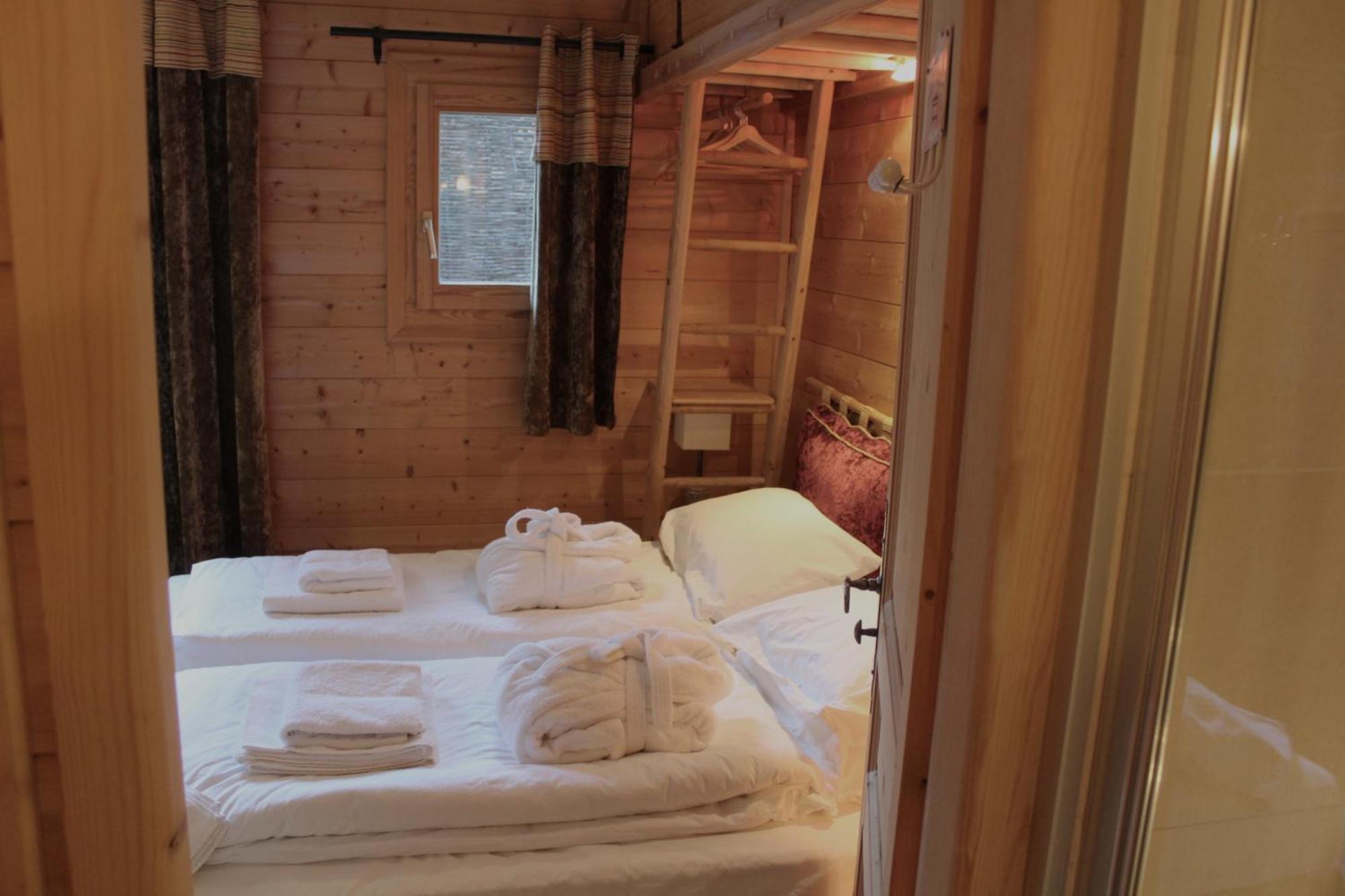 Cosy 4 Bedroom Chalet With Hot Tub Saint-Marcel  Eksteriør bilde