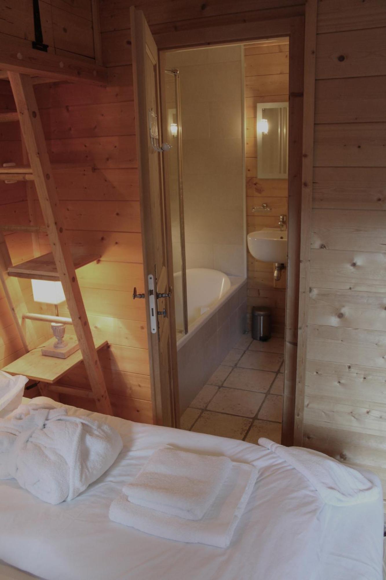 Cosy 4 Bedroom Chalet With Hot Tub Saint-Marcel  Eksteriør bilde