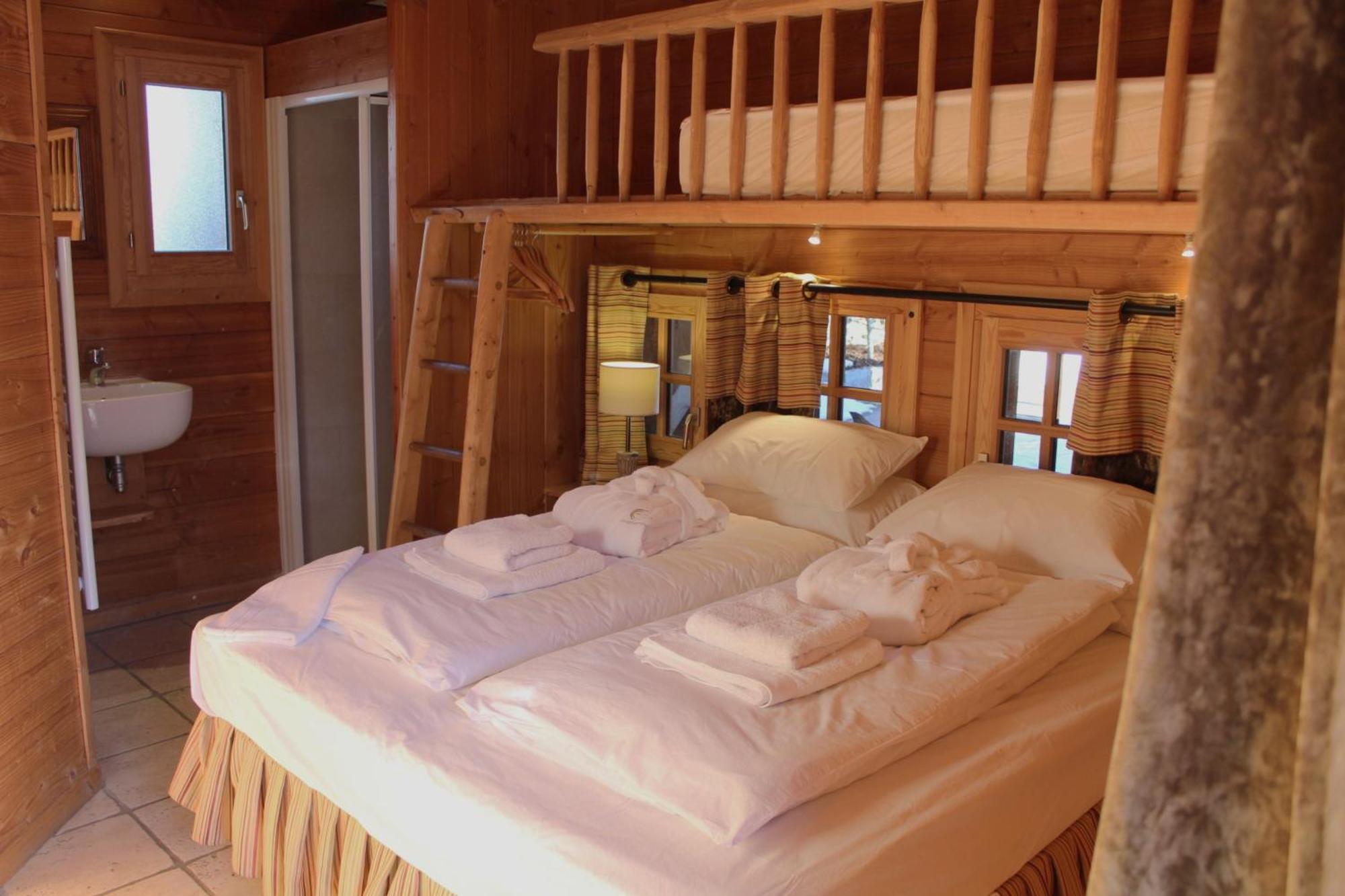 Cosy 4 Bedroom Chalet With Hot Tub Saint-Marcel  Eksteriør bilde